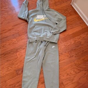 Nike Men’s Pullover Hoodie & Joggers